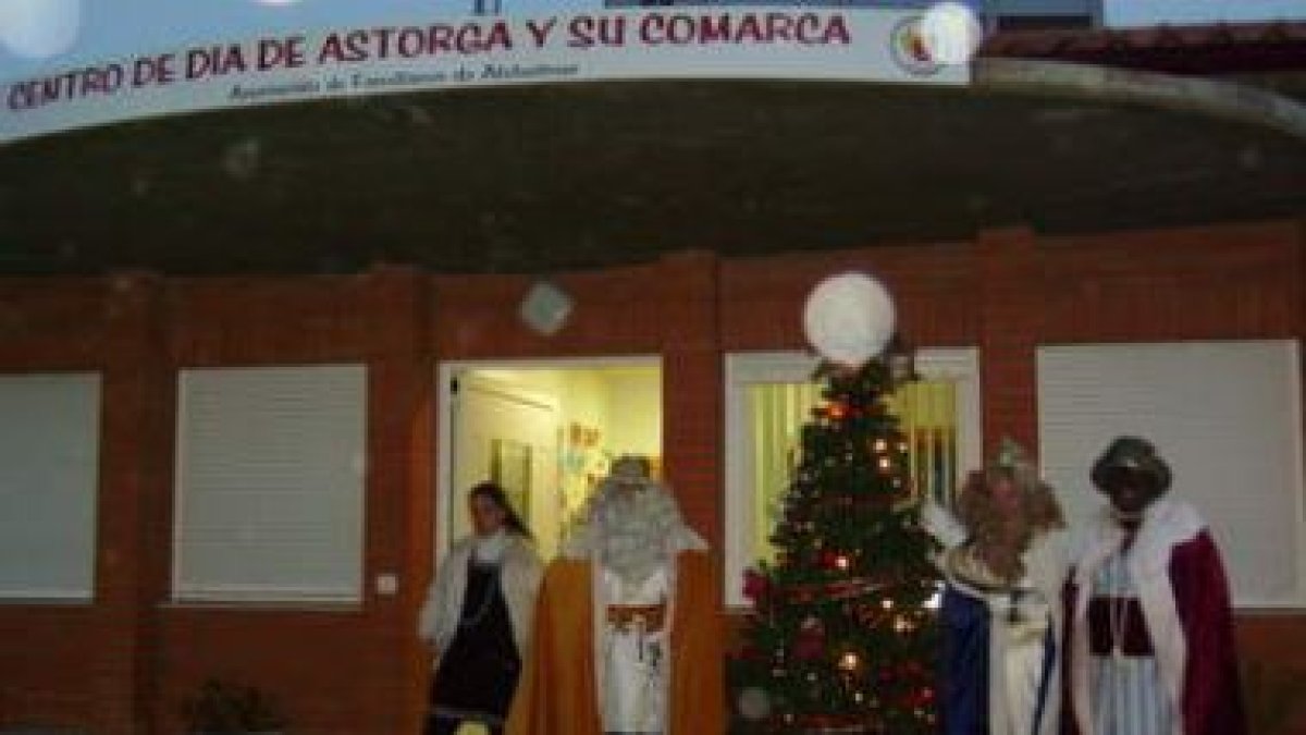 Los Magos posan a su salida del Centro de Día de Astorga y su Comarca