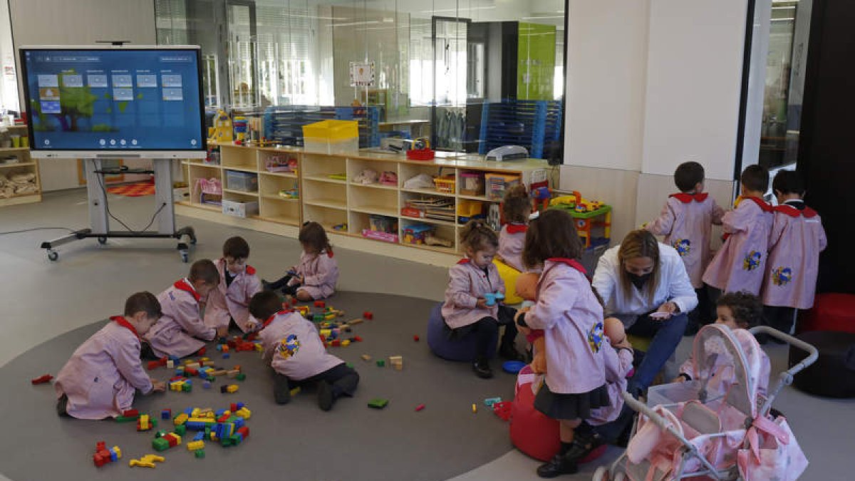 Alumnos de 3 años en un colegio de la capital provincial. FERNANDO OTERO