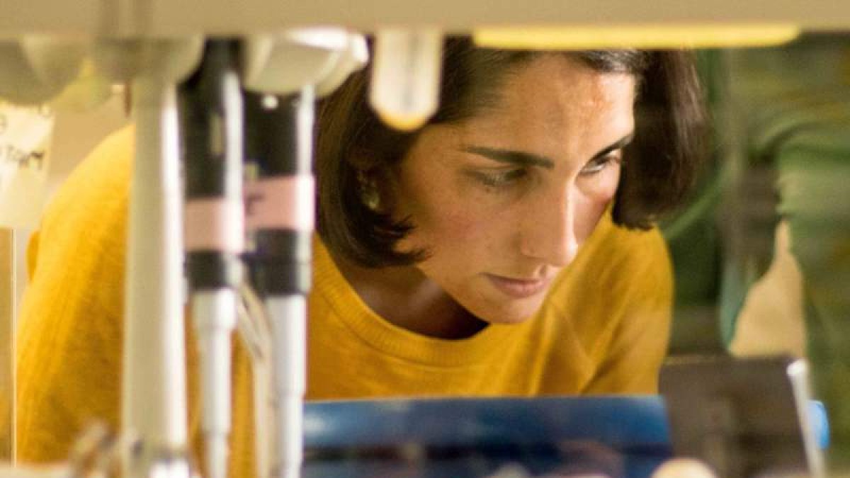 Noelia Bernardo García, en el laboratorio del Instituto Rocasolano del CSIC. DL