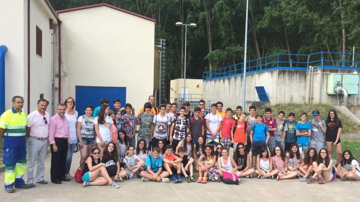 Los estudiantes, junto a Palazuelo, Montiel, la directora de Aqualia, trabajadores y profesores.