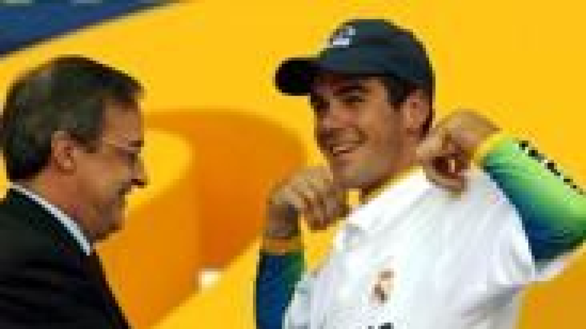 Aitor González, con la camiseta del Madrid y Florentino Pérez