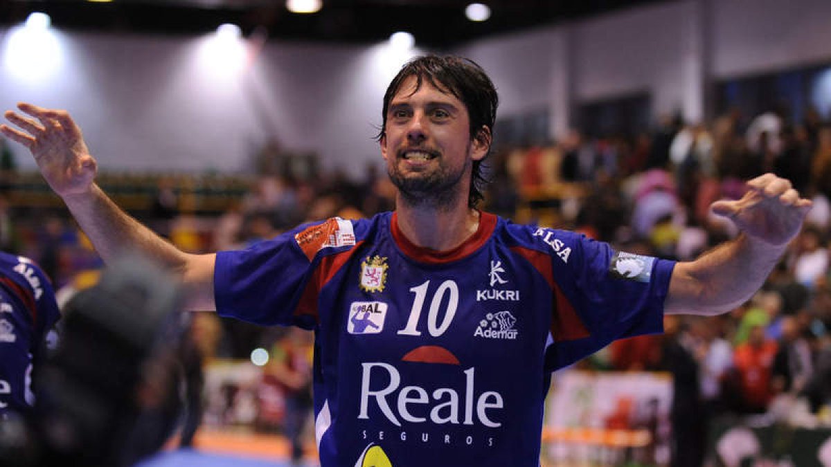 García Vega durante un partido en su última etapa como jugador del Ademar.