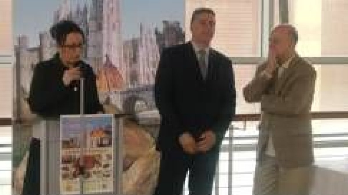 Raquel Factor y Carlos de la Fuente, del consejo, junto a Odón Elorza