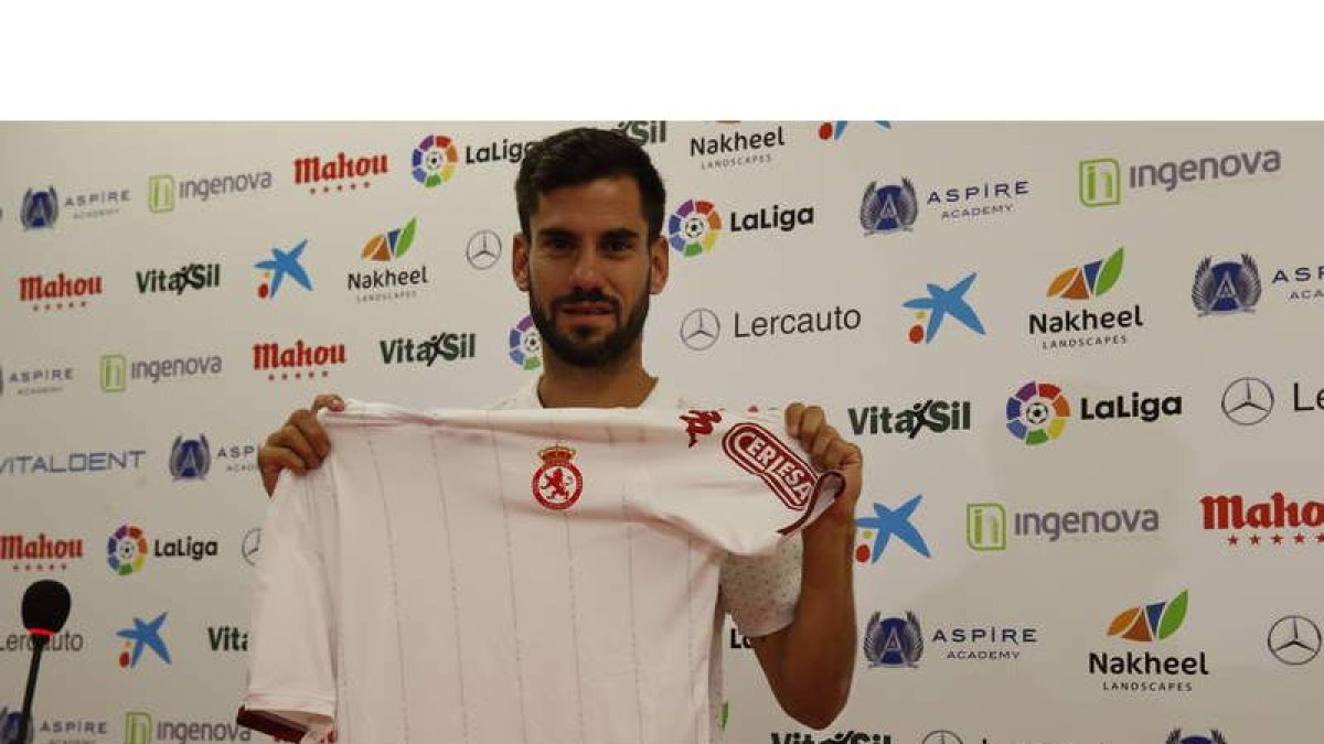 Saúl González durante su presentación en el estadio Reino de León como nuevo jugador de la Cultural y Deportiva Leonesa. RAMIRO