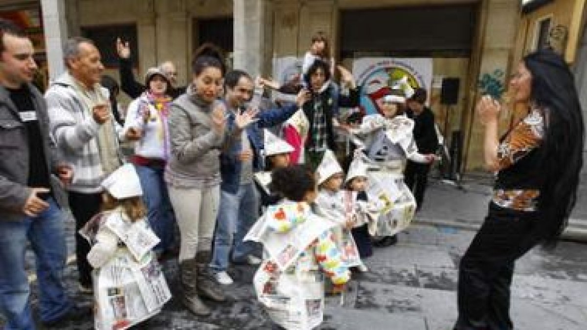 La risa no tiene edad, por eso participaron niños y adultos en el taller de risoterapia.