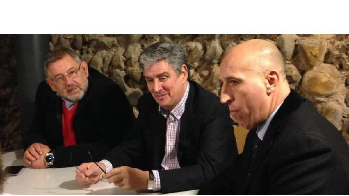 Graciliano Palomo, junto a Diez, se reunió ayer con la federación de vecinos.