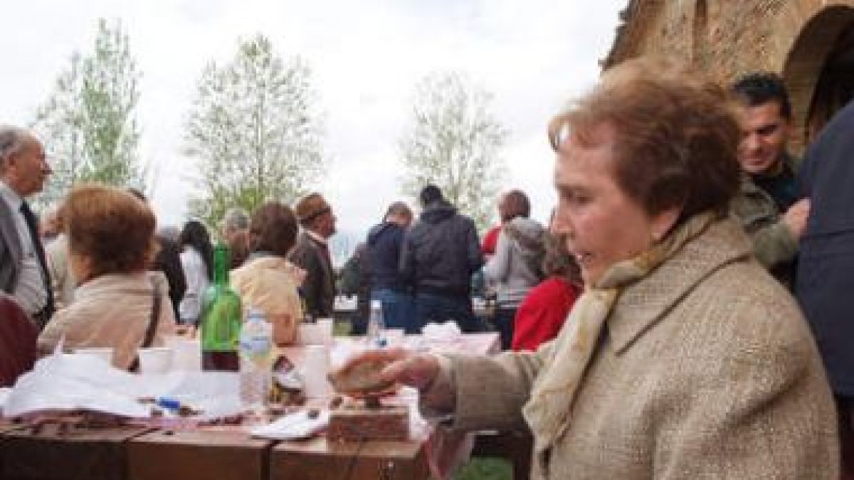 Una vecina parte avellanas, producto que tampoco suele faltar en esta romería