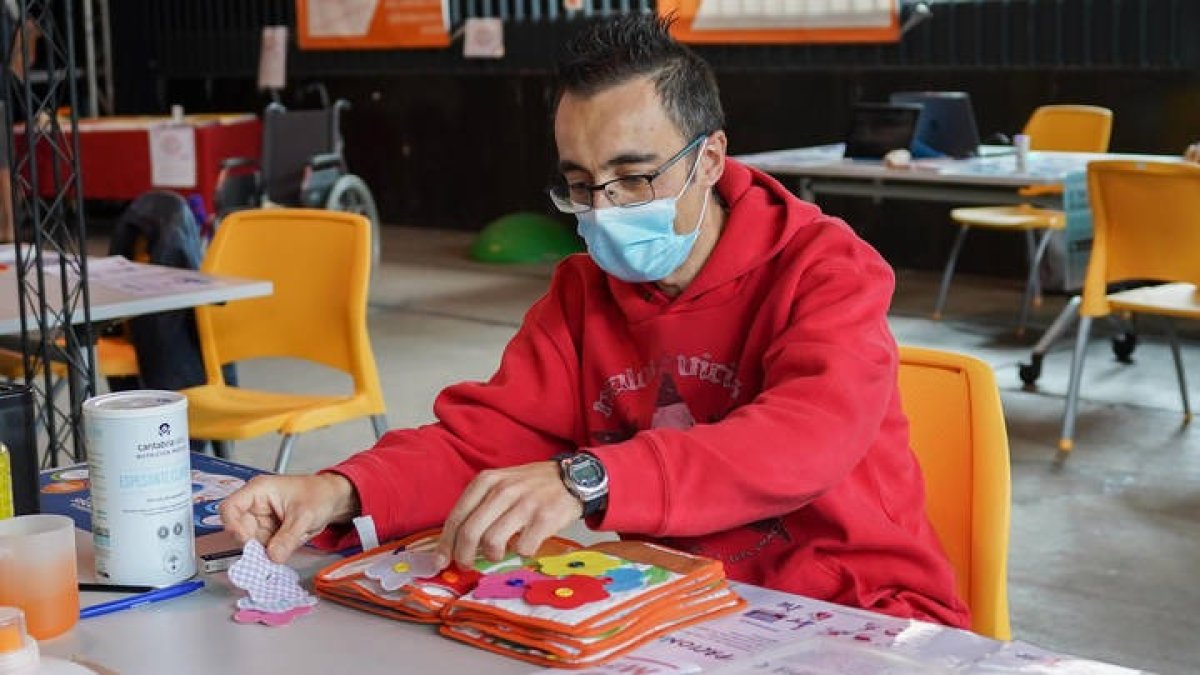 Pacientes y personas que experimentaron los síntomas de la esclerosis múltiple.