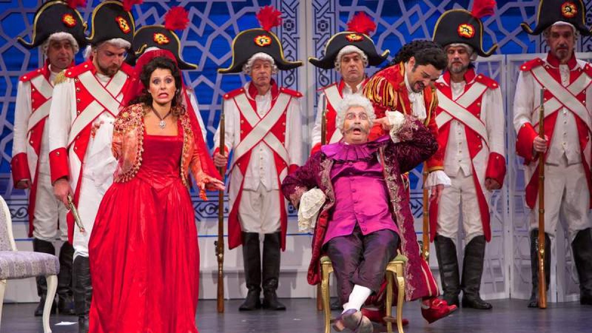 Una escena de la ópera de Rossini ‘El barbero de Sevilla’, que llega esta noche al Auditorio Ciudad de León. ÓPERA 2001