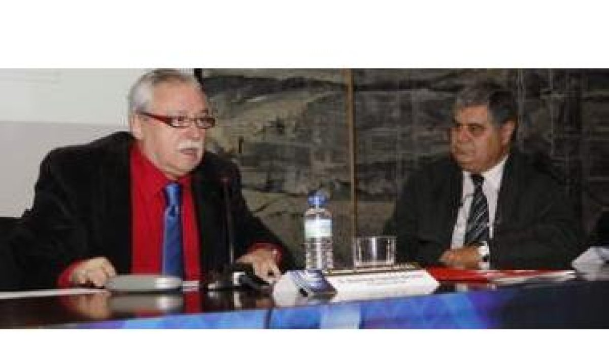 Joaquín Legina y Domingo Fuertes, ayer durante la conferencia organizada por el CEL.
