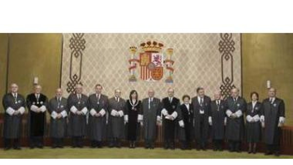 Los componentes del TC posan durante la toma de posesión de los nuevos magistrados.