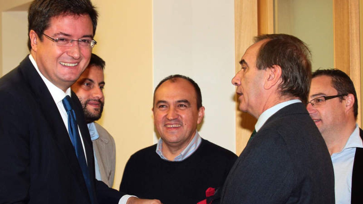 Pedro Muñoz, en el centro de la foto, conversa con López, del Blanco, Alonso y Fernández.