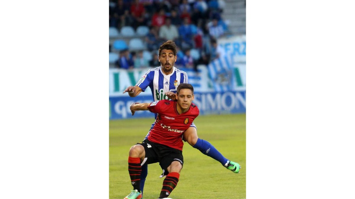 Los integrantes de la Deportiva y del Mallorca disputaron un partido muy intenso.