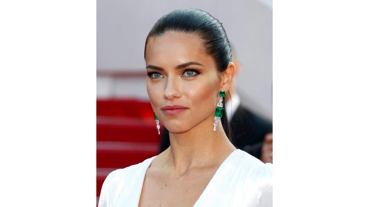 De arriba a abajo y de izquierda a derecha, las modelos brasileñas Isabeli Fontana asiste a la gala Cinema Against AIDS; Adriana Lima posa a su llegada a la proyección de la película ‘Julieta’ en la 69 edición del Festival Internacional de Cin