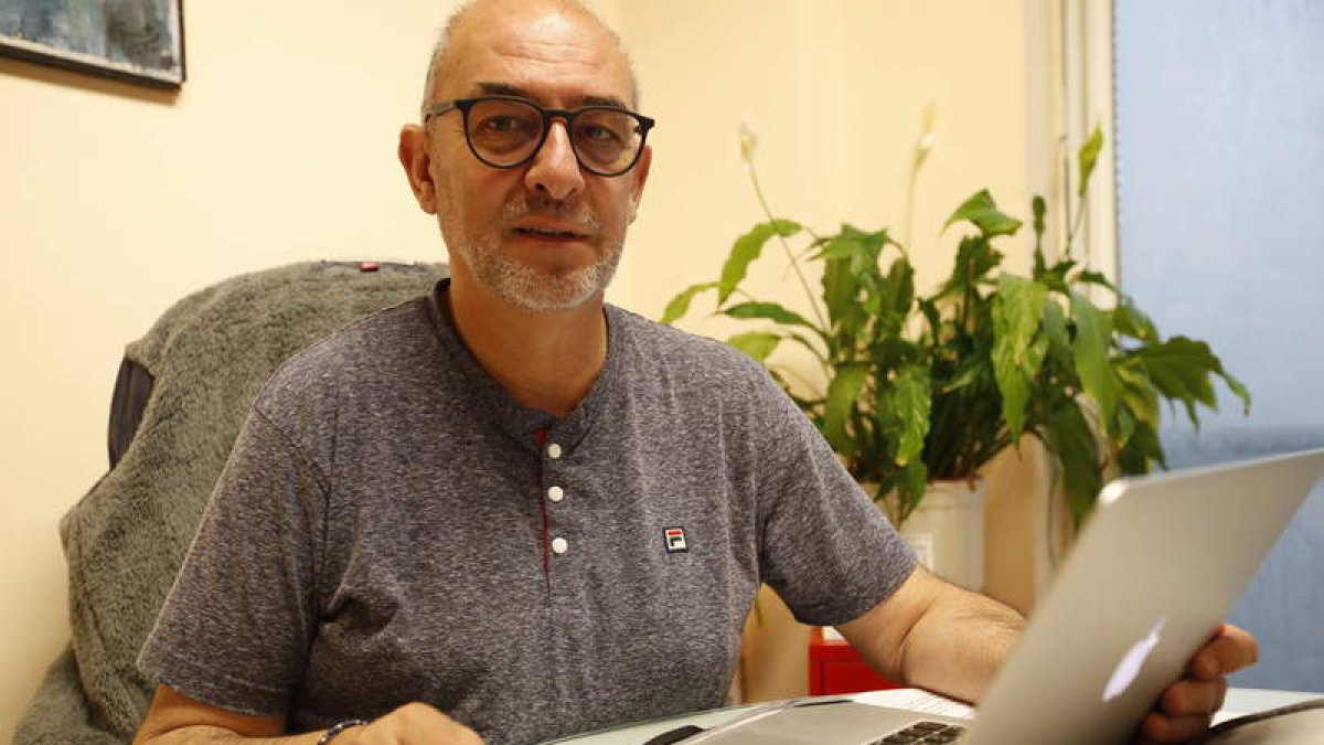 El presidente y director de Proyecto Hombre Bierzo-León, Juan José Peña, en el centro de día. RAMIRO
