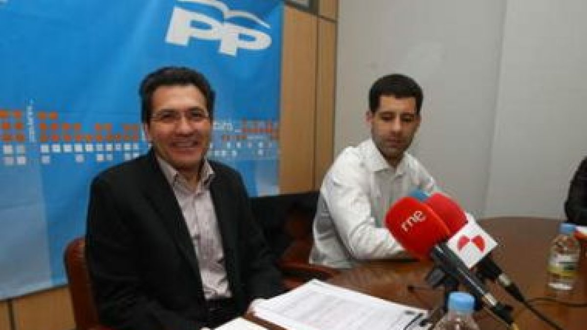 Antonio Canedo, en una foto de archivo en la sede del PP comarcal, repite como candidato.