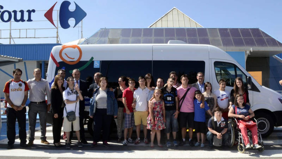 El equipo de Amidown, junto al nuevo vehículo donado por Carrefour.
