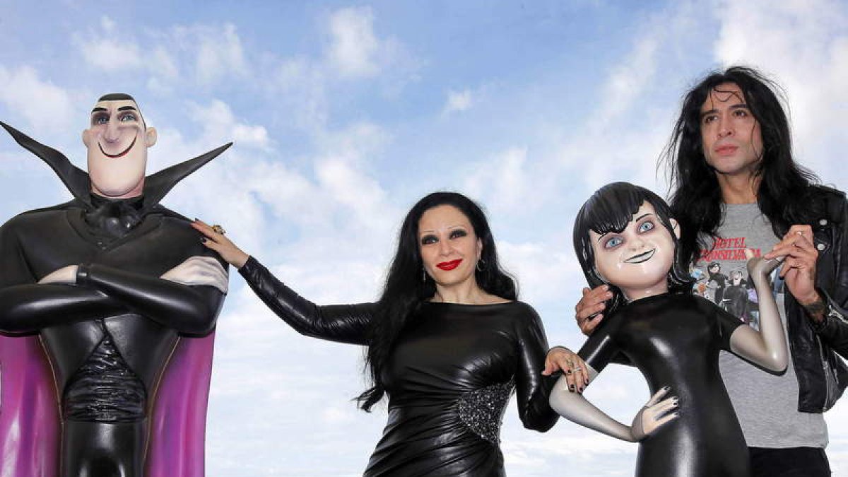 Alaska y su marido, Mario Vaquerizo, con algunos de los personajes de ‘Hotel Transilvania’.