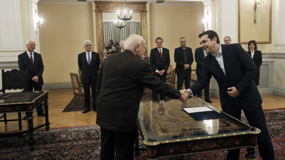 Alexis Tsipras (derecha), instantes después de jurar el cargo como primer ministro.