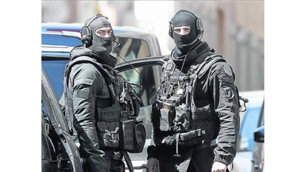 Dos soldados, durante el operativo de ayer en Marsella.