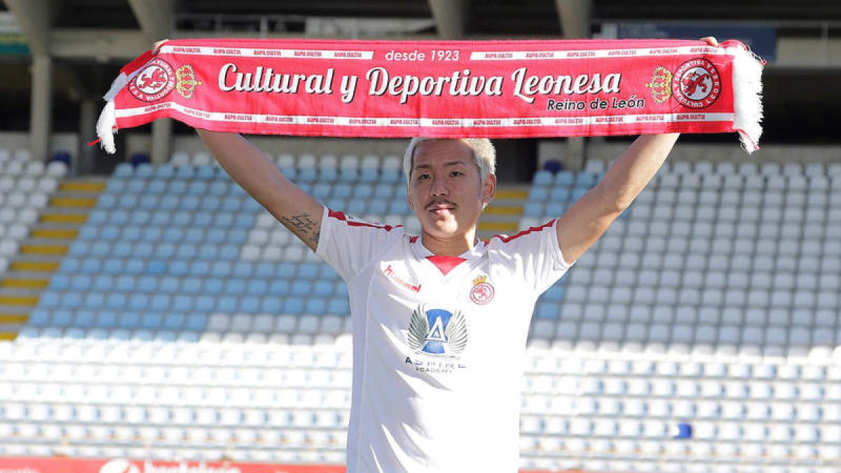 Ideguchi posa con la bufanda de la Cultural en su presentación con el club. El japonés espera demostrar cuanto antes su calidad en el equipo leonés. SECUNDINO PÉREZ
