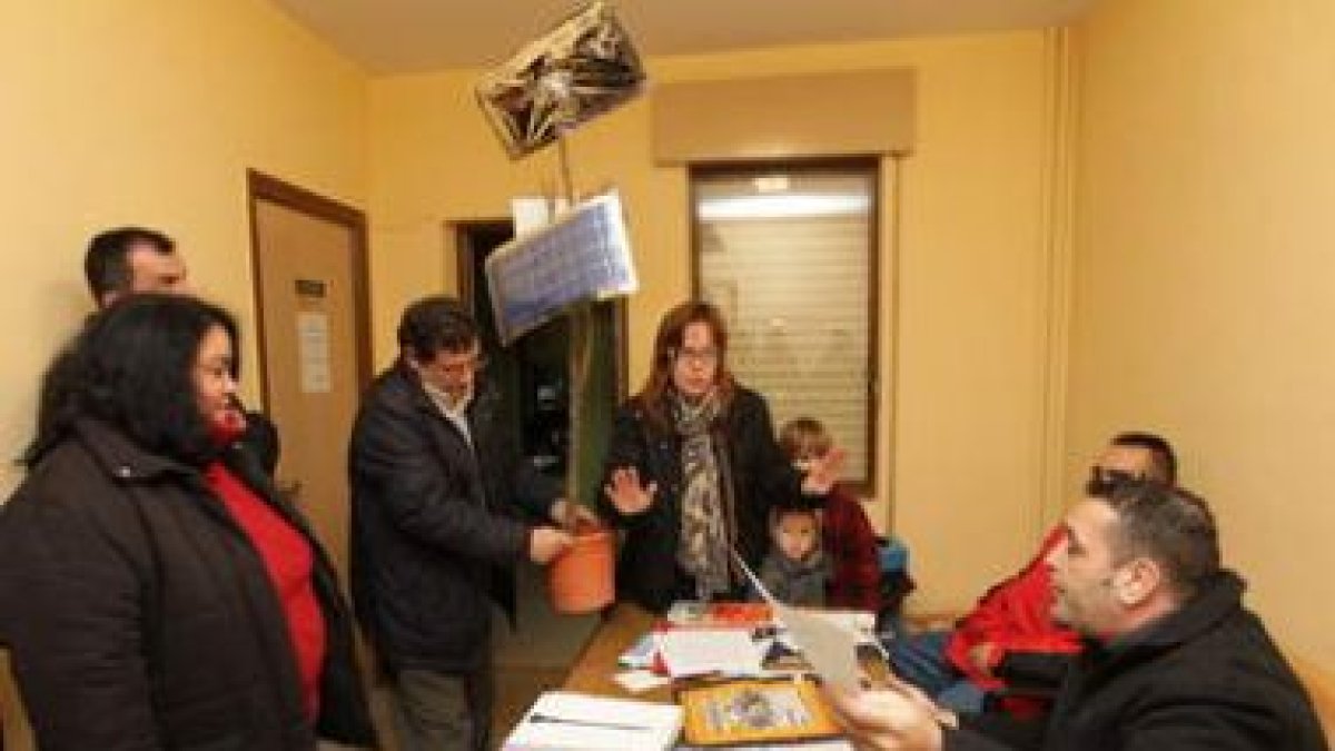Los miembros de la asociación entregan una planta 'fotovoltaica' en Valverde.