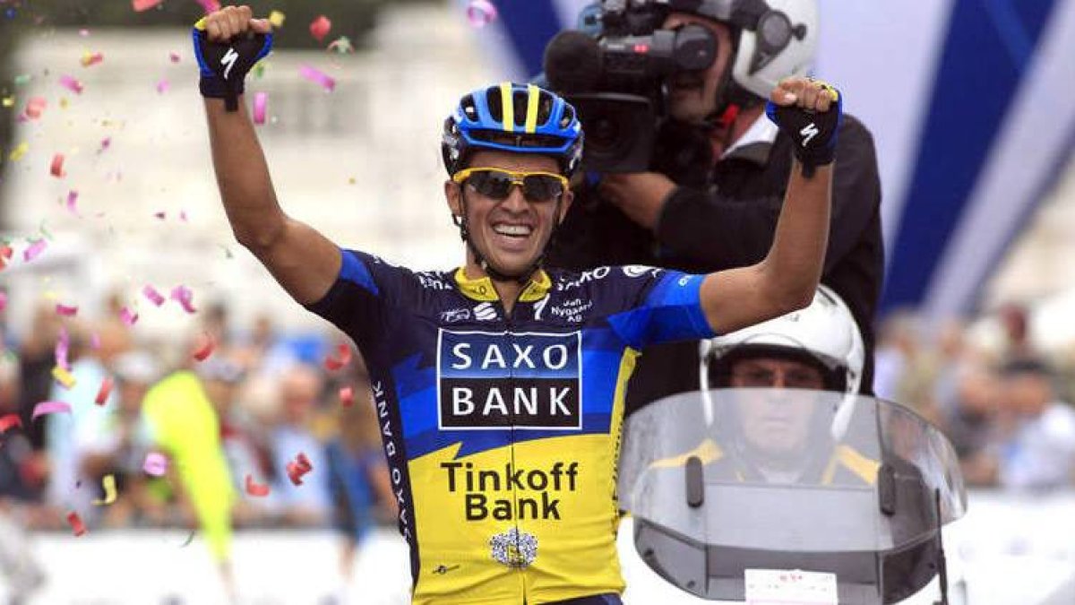 Contador levanta los brazos tras cruzar en primer lugar la línea de meta por delante de Ulisi.