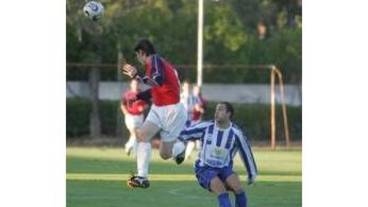 Ruli se anticipa y despeja de cabeza un balón centrado sobre Carletes