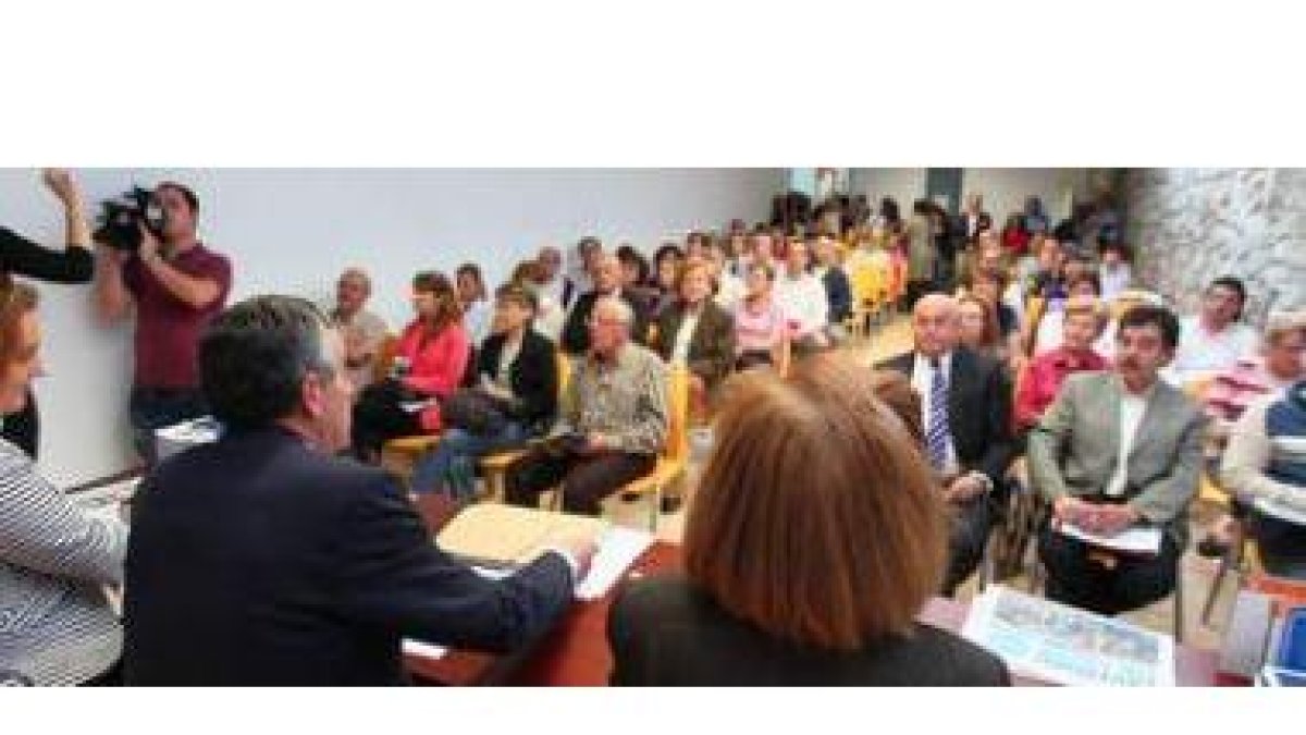 Emilio Gutiérrez se reunió ayer en Espacio Vías con todos los colectivos sociales de la ciudad.