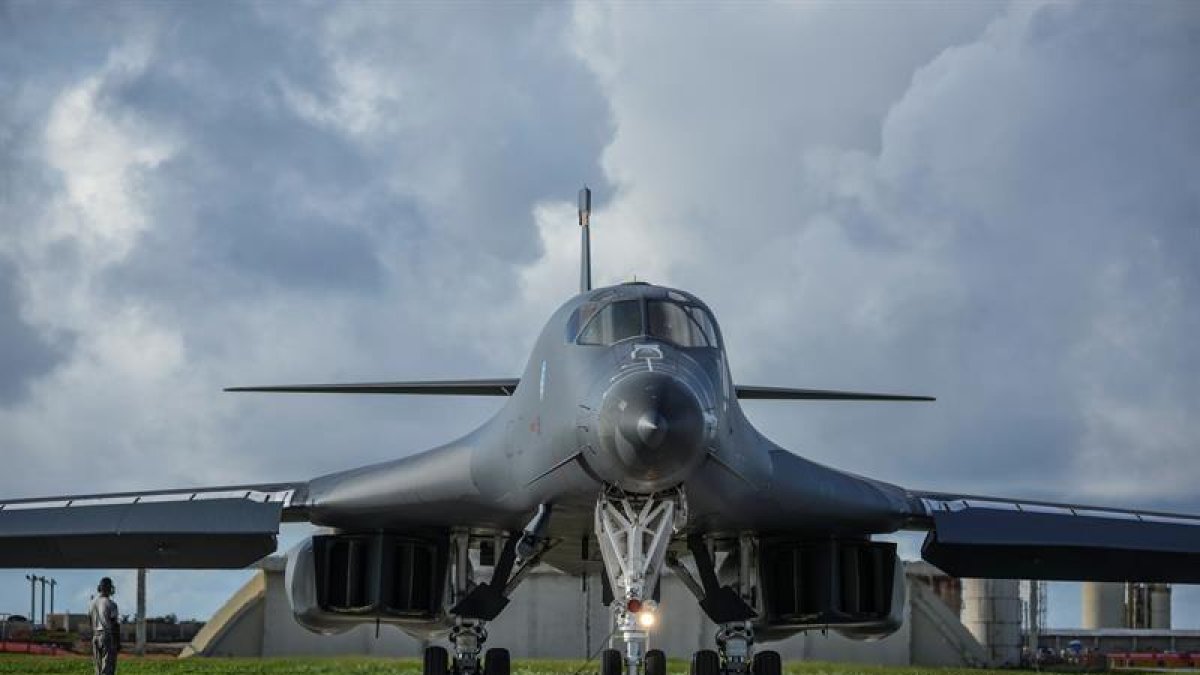 Un bombardero despega de la base Anderson, en Guam.