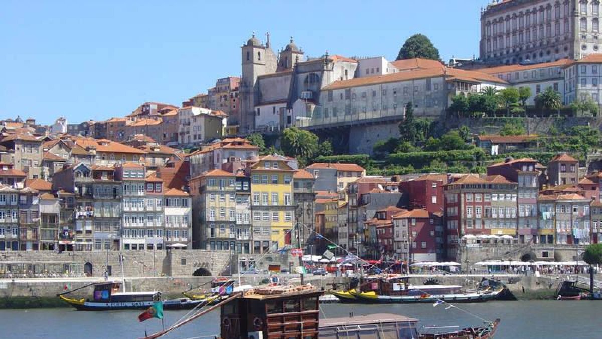 Vista de la ciudad de Oporto, la segunda más habitada de Portugal, en la que sus colores inundan el paisaje.