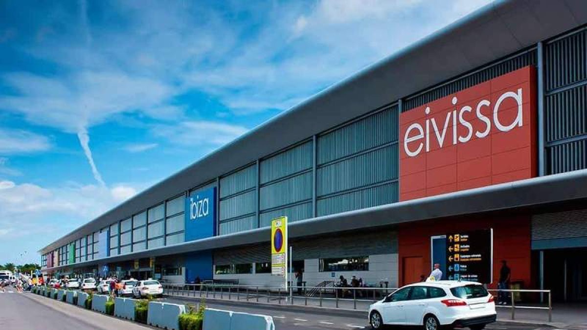 Imagen exterior del aeropuerto de Ibiza, en la capital de la isla. DL