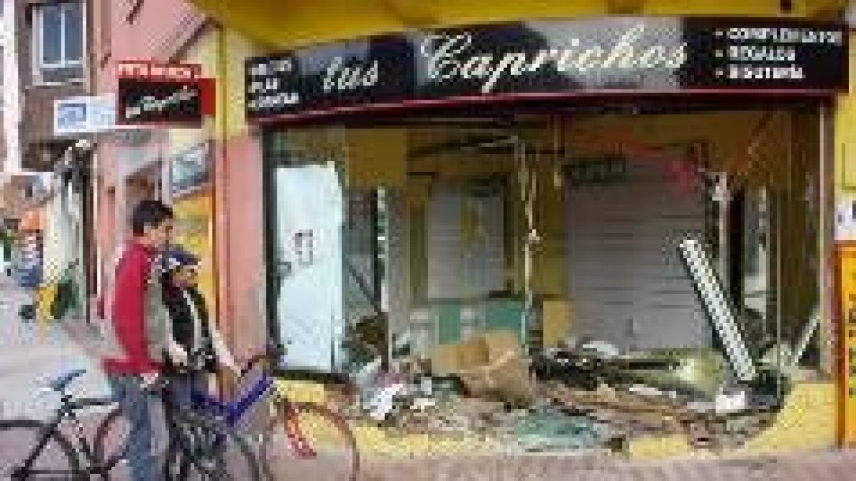 El escaparate y la fachada del establecimiento quedaron totalmente destrozados por el coche
