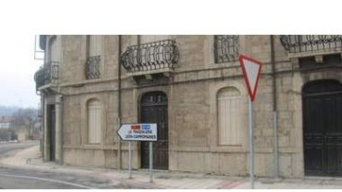 La fotografía muestra la señalización vertical justamente enfrente de la vivienda unifamiliar de Lla