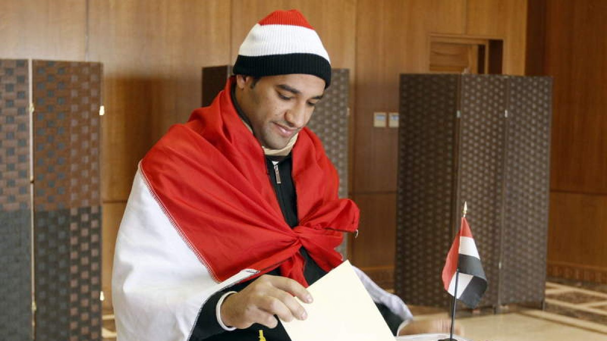Un egipcio residente en Jordania mientras deposita su voto.