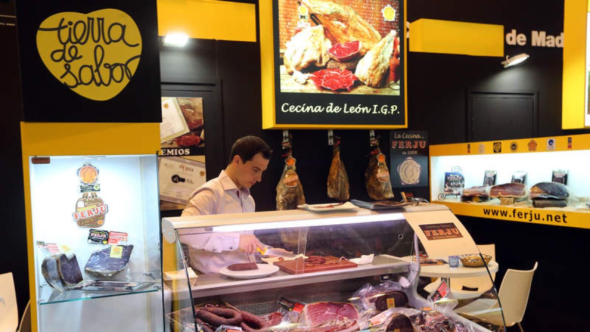 Las más de 900 empresas que están bajo el paraguas de la marca Tierra de Sabor tienen la oportunidad de dar a conocer sus productos en las ferias más importantes de alimentación que se celebran en España, y consiguen también promoción fuera de nuestras fronteras. RAQUEL P. VIECO / DL