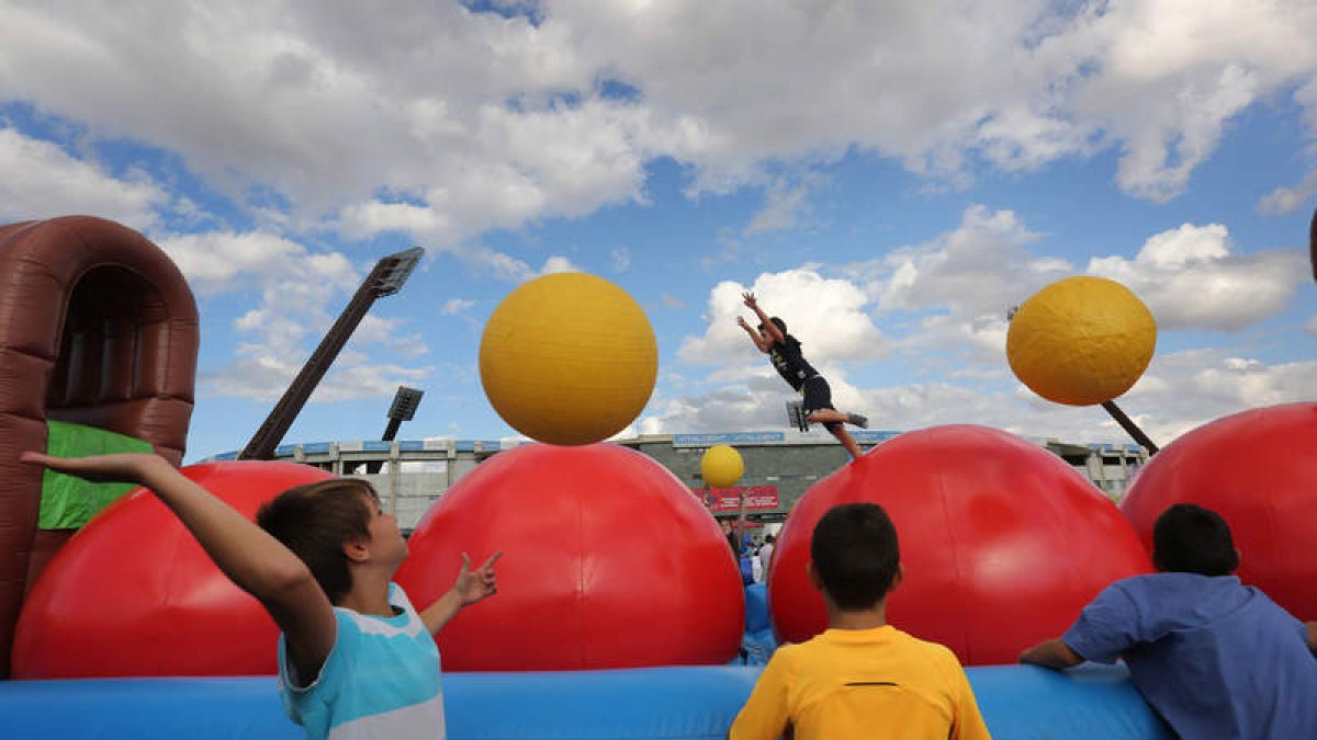 Los hinchables instalados en la explanada-parking del estadio Reino de León hicieron las delicias de los niños