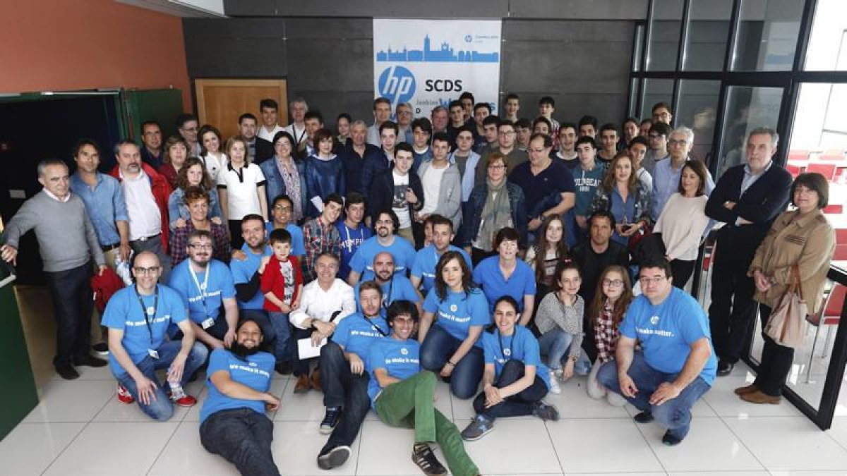 El alcalde de León, Antonio Silván, y el director de HP León, Miguel Ángel Turrado, entregan los premios de la competición por equipos entre colegios de León ‘Codewars’.