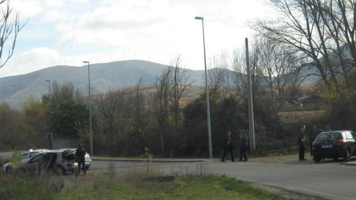 La carretera conecta Bembibre con San Pedro Castañero a través de la localidad de Viloria.
