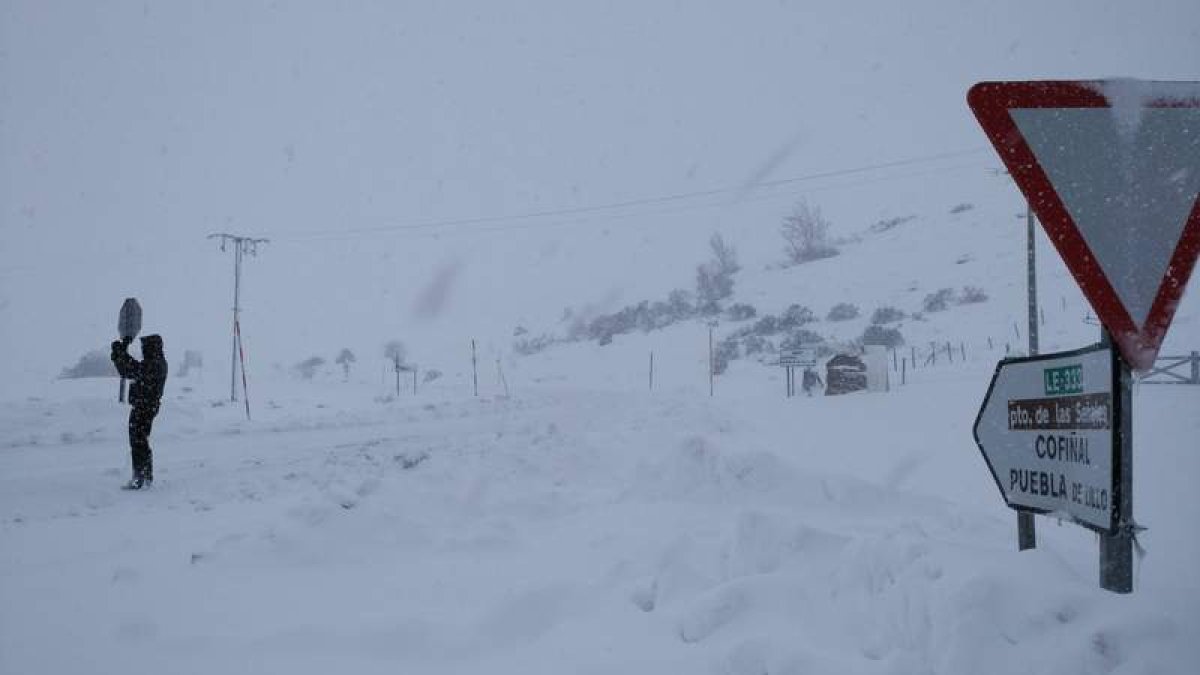 El temporal arreció ayer en las zonas de montaña, como en Puebla de Lillo