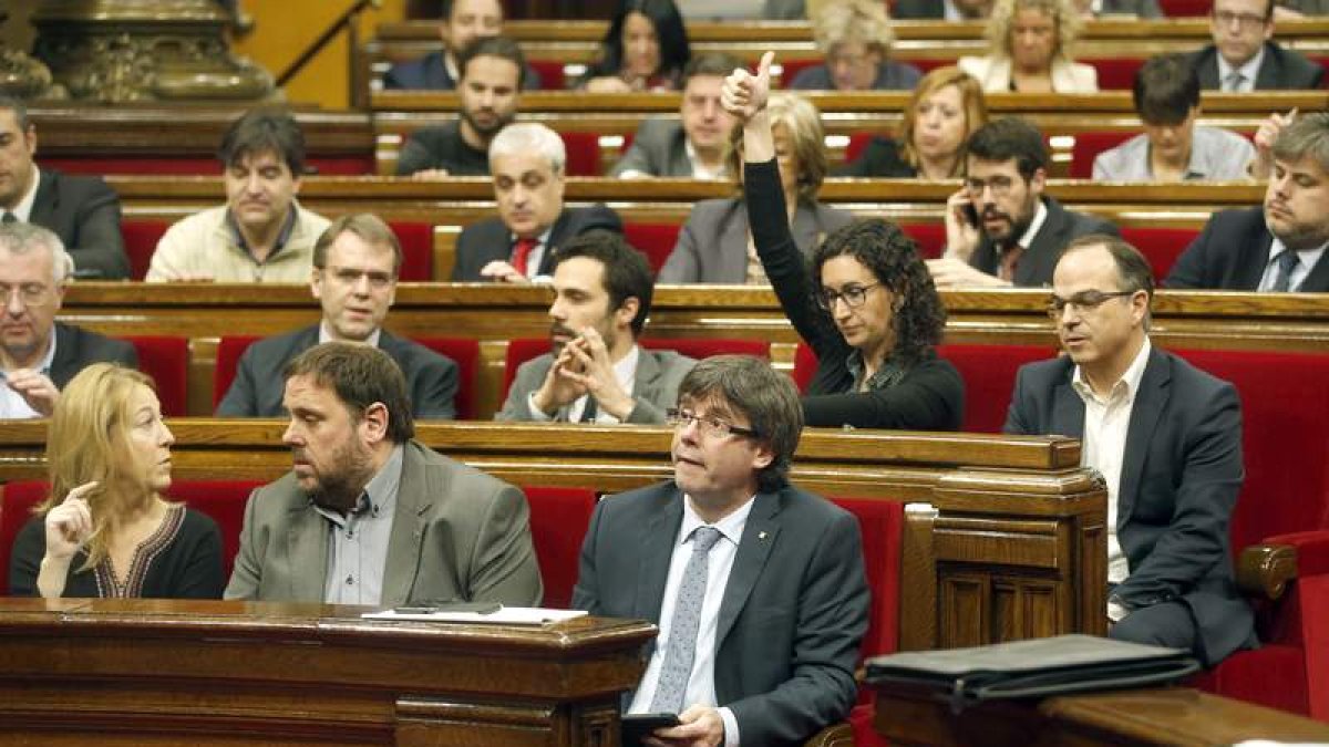 El presidente de la Generalitat, Carles Puigdemont, durante una votación en el pleno. ANDREU DALMAU
