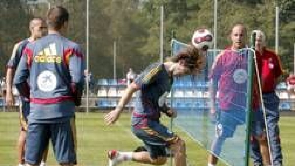 Sergio Ramos (c), durante el entrenamiento de ayer en El Requexón