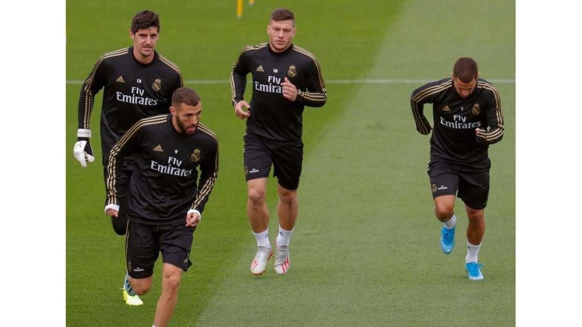 Benzema conduce el balón durante el entrenamiento del Real Madrid. EMILIO NARANJO