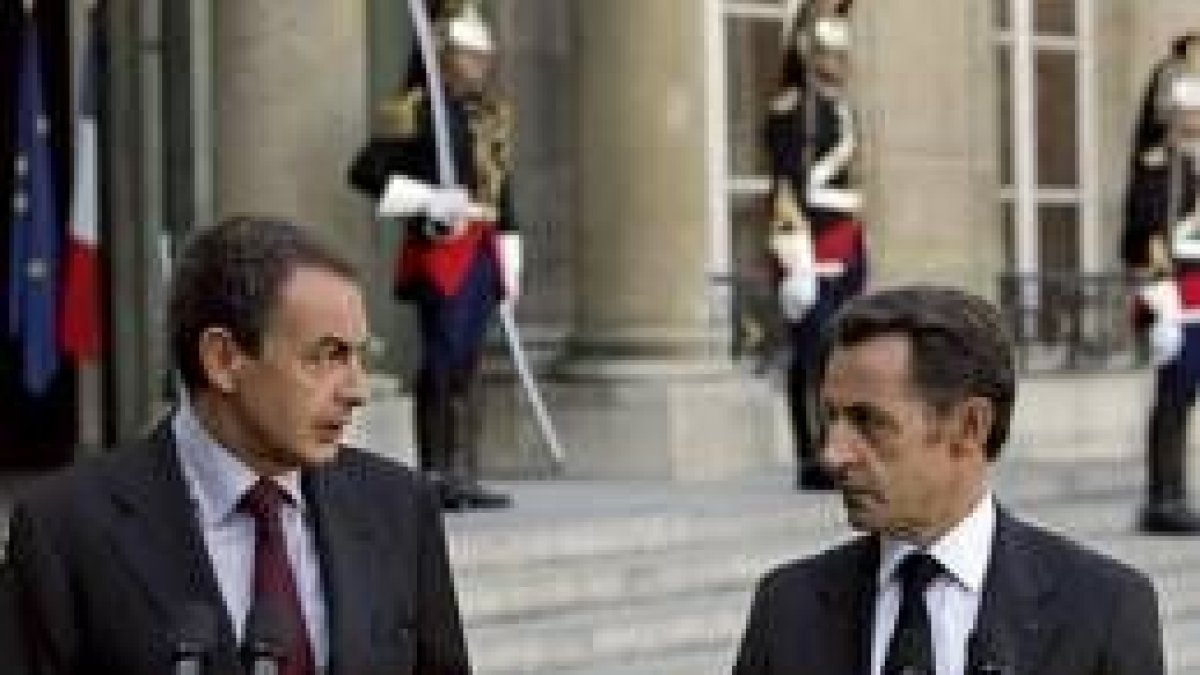 Rodríguez Zapatero y Nicolas Sarkozy comparecieron ante la prensa tras su almuerzo en París