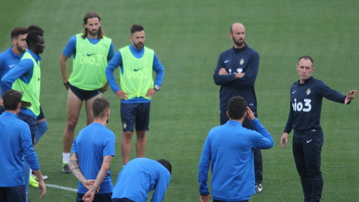 Pasadas las cinco de la tarde, Munitis dirigió su primera sesión al lado de su segundo Colsa. L. DE LA MATA