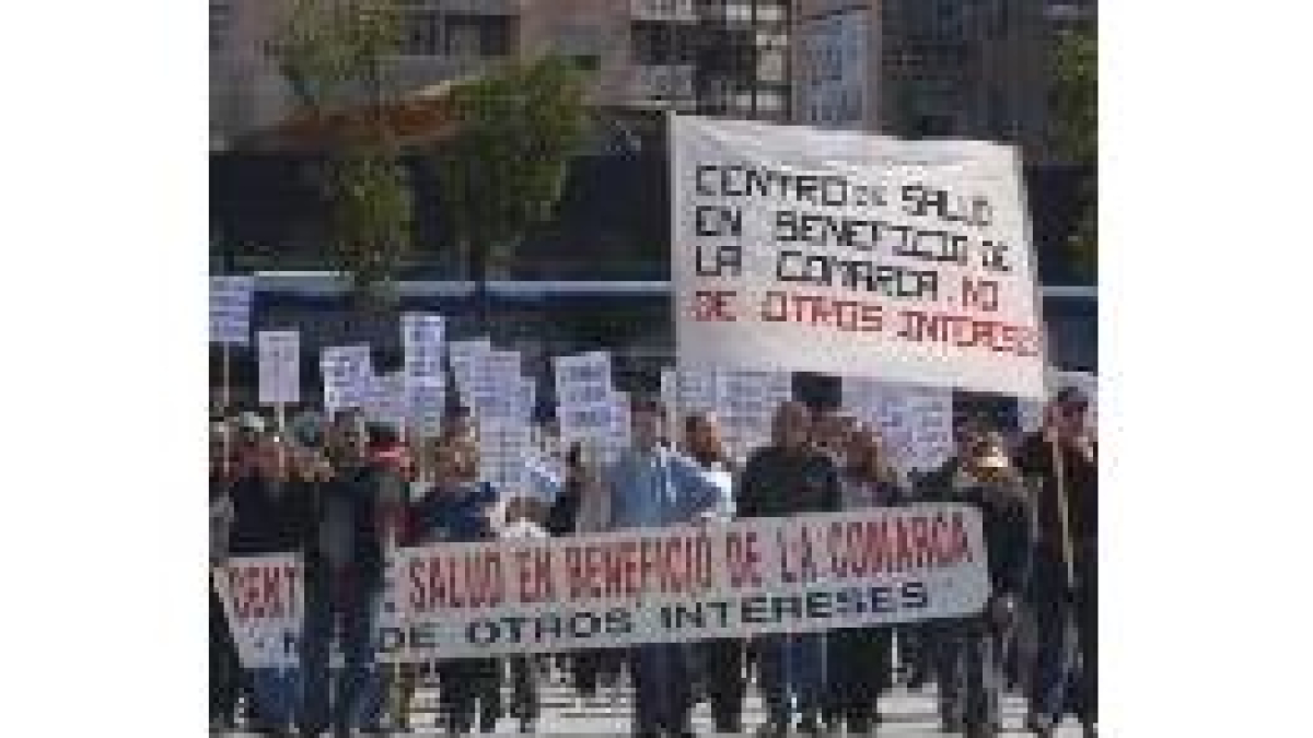 Vecinos de Cabrillanes, durante la manifestación delante de la Junta