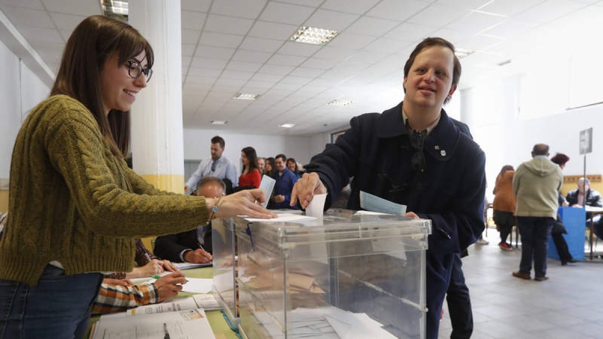Víctor Manuel Pérez Gómez celebró la recuperación del voto con su 40 cumpleaños. JESÚS F. SALVADORES