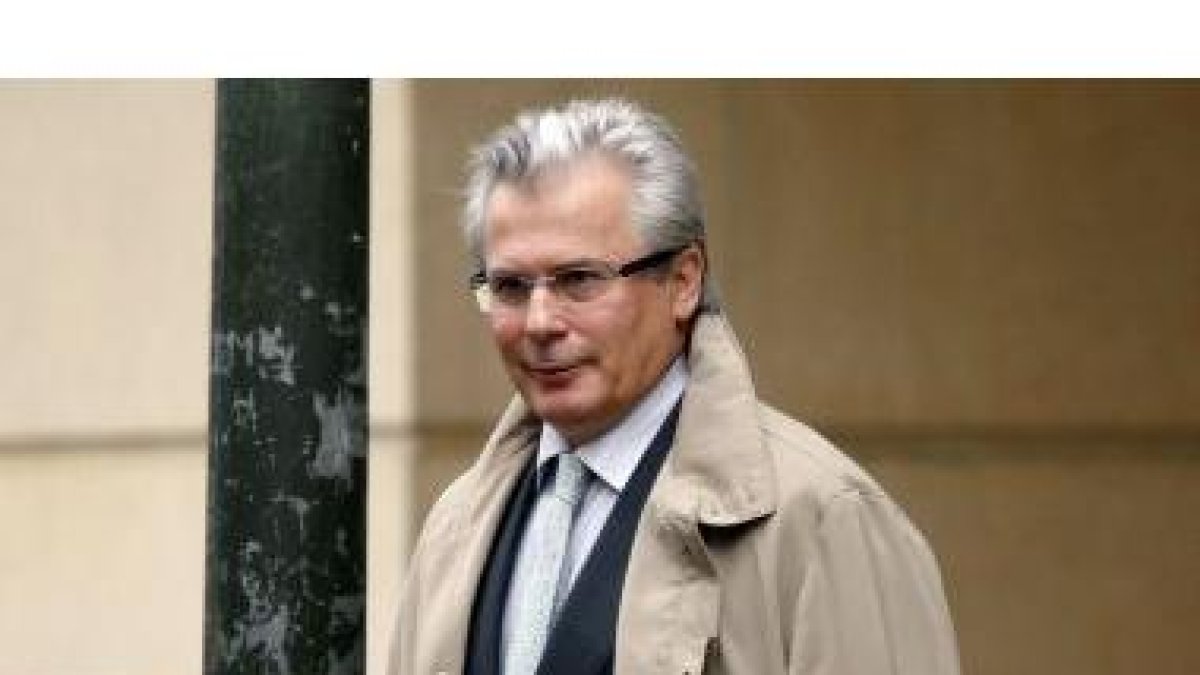 El juez de la Audiencia Nacional, Baltasar Garzón, a su salida esta tarde de su desapacho.