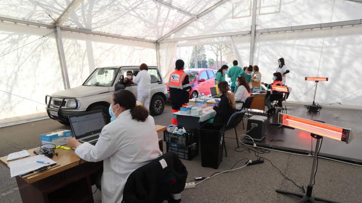 La vacunación de los docentes del Bierzo se reinició ayer en la carpa del hospital. L. DE LA MATA