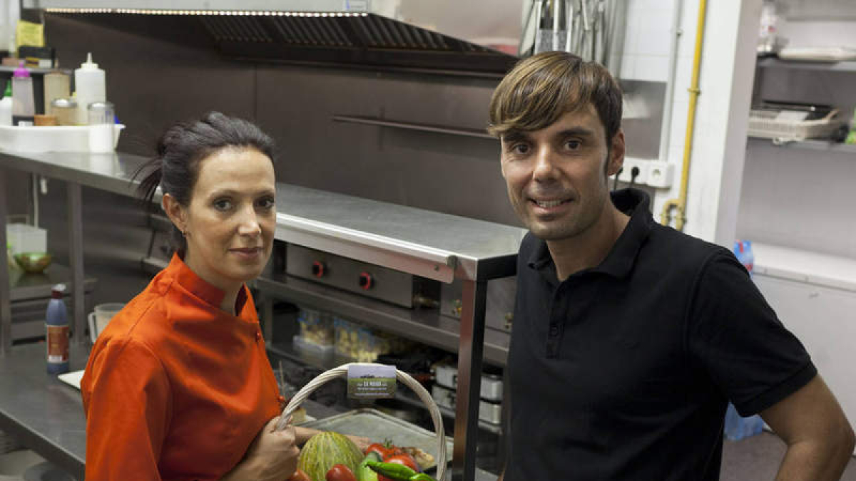 Óscar Teruelo es leonés y junto a su pareja, Susana Aragón, regentan el Restaurante Ona Nuit que apuesta por los productos leoneses y por los alimentos de la huerta.